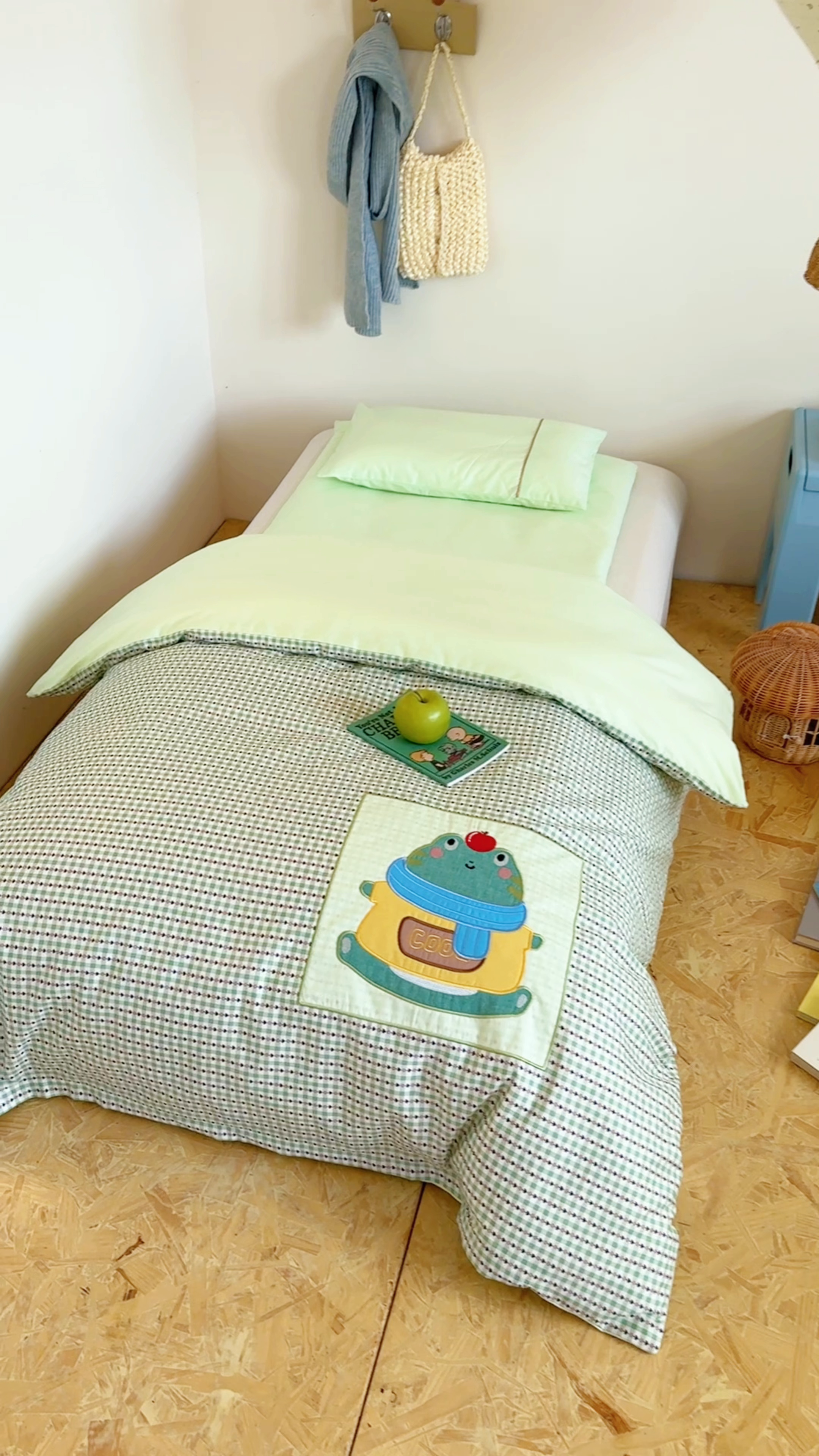 91家纺网 家纺一手货源 找家纺 喜多兔儿童家纺 2025新款小美好13372纯棉绣花幼儿园被子三件套多件套 绿色美好小青蛙