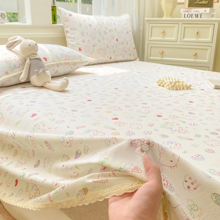 91家纺网 家纺一手货源 找家纺 欧尚 2025新款云感双层纱针织棉印花母婴级超柔裸睡级床单三件套 甜品猫