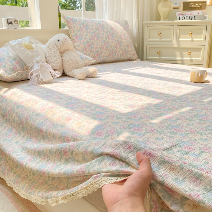 91家纺网 家纺一手货源 找家纺 欧尚 2025新款云感双层纱针织棉印花母婴级超柔裸睡级床单三件套 童话花岛