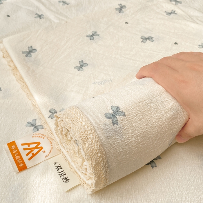 91家纺网 家纺一手货源 找家纺 欧尚 2025新款云感双层纱针织棉印花母婴级超柔裸睡级床单三件套 相思蓝