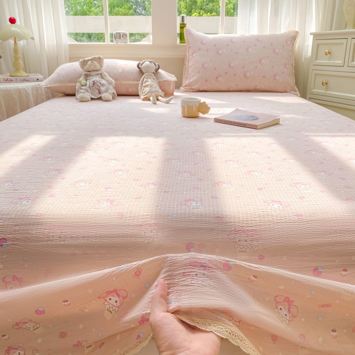 91家纺网 家纺一手货源 找家纺 欧尚 2025新款云感双层纱针织棉印花母婴级超柔裸睡级床单三件套 小美