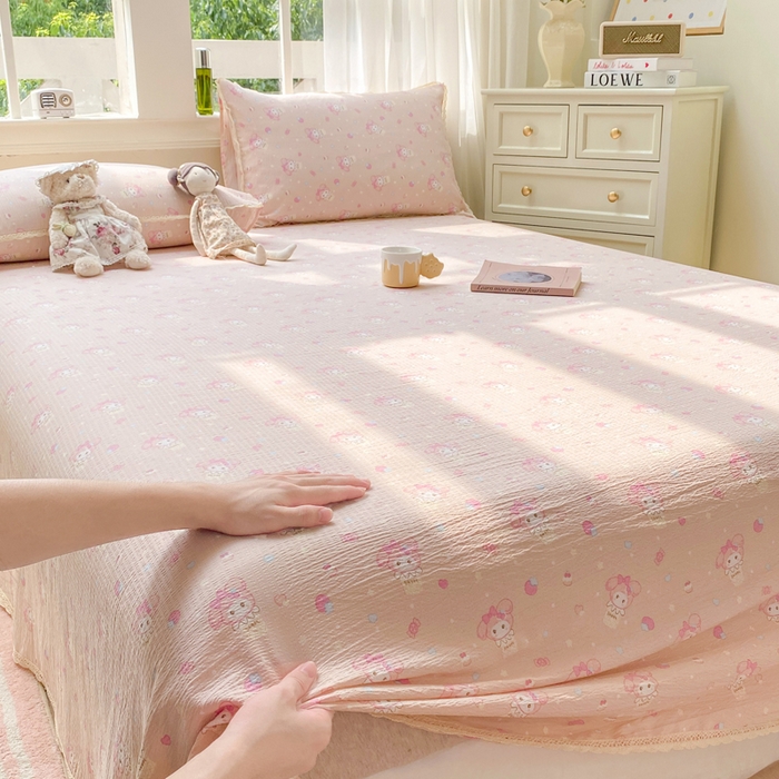 91家纺网 家纺一手货源 找家纺 欧尚 2025新款云感双层纱针织棉印花母婴级超柔裸睡级床单三件套 小美