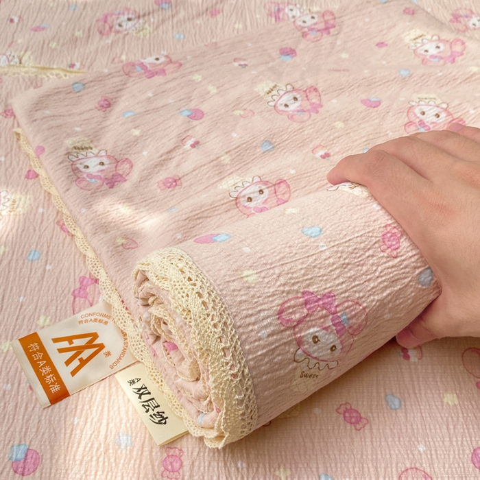 91家纺网 家纺一手货源 找家纺 欧尚 2025新款云感双层纱针织棉印花母婴级超柔裸睡级床单三件套 小美