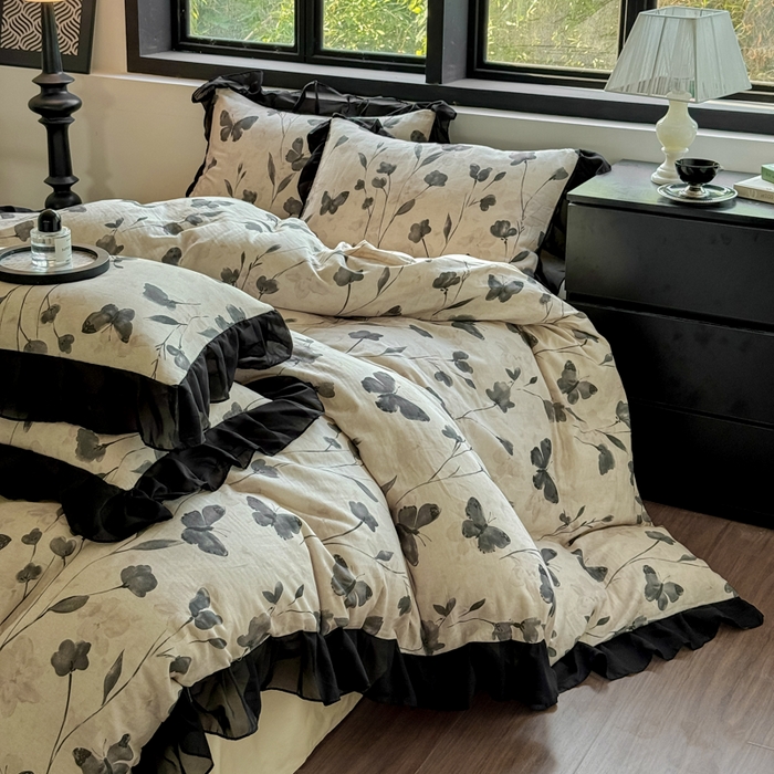 91家纺网 家纺一手货源 找家纺 宅家居 2025新款A类轻法式复古赫本风全棉纯棉有氧双层纱花边四件套黑色韩式花边三件套 蝶梦-奶咖