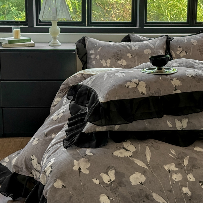 91家纺网 家纺一手货源 找家纺 宅家居 2025新款A类轻法式复古赫本风全棉纯棉有氧双层纱花边四件套黑色韩式花边三件套 蝶梦-深咖