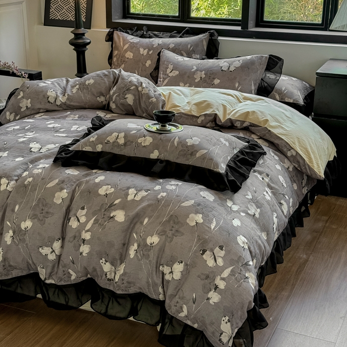 91家纺网 家纺一手货源 找家纺 宅家居 2025新款A类轻法式复古赫本风全棉纯棉有氧双层纱花边四件套黑色韩式花边三件套 蝶梦-深咖