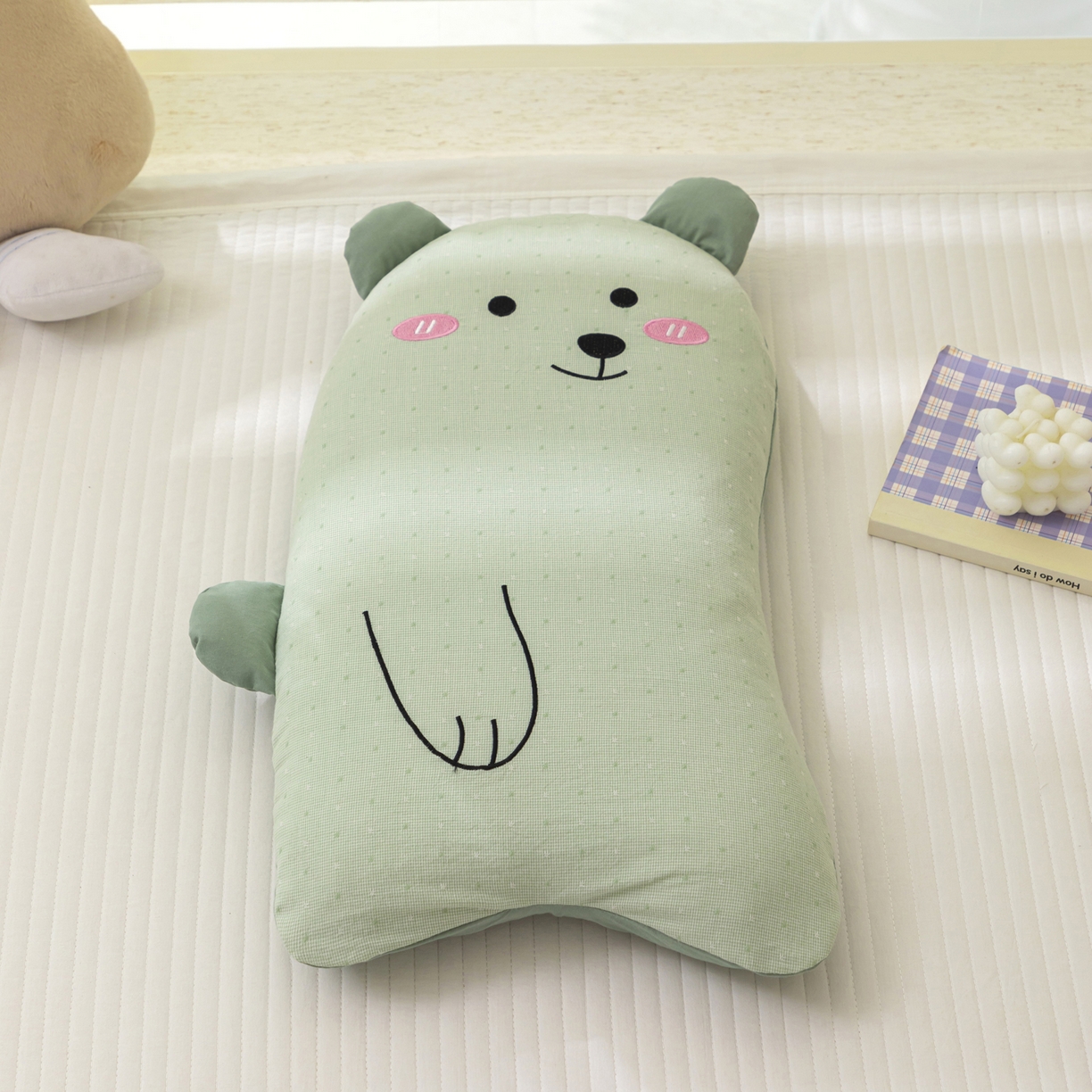 91家纺网 家纺一手货源 找家纺 芯洲 2025新款卡通荞麦儿童宿舍抱抱熊可爱午睡荞麦枕枕头枕芯 抱抱熊-绿