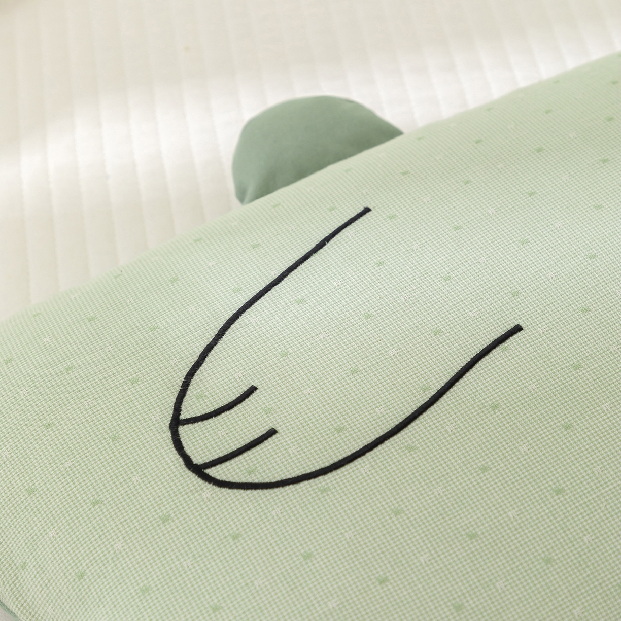 91家纺网 家纺一手货源 找家纺 芯洲 2025新款卡通荞麦儿童宿舍抱抱熊可爱午睡荞麦枕枕头枕芯 抱抱熊-绿