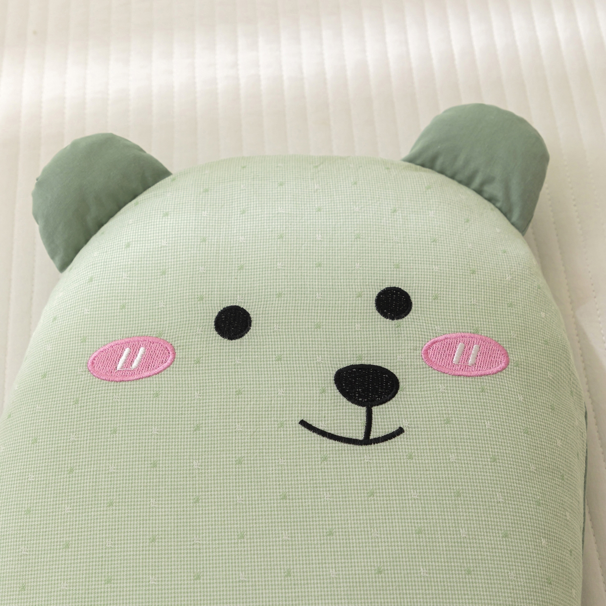 91家纺网 家纺一手货源 找家纺 芯洲 2025新款卡通荞麦儿童宿舍抱抱熊可爱午睡荞麦枕枕头枕芯 抱抱熊-绿