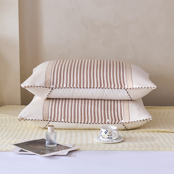 91家纺网 家纺一手货源 找家纺 悦然毛巾被 2025新款全棉纯棉纱布多功能枕巾枕套带扣子 晴空条纹咖