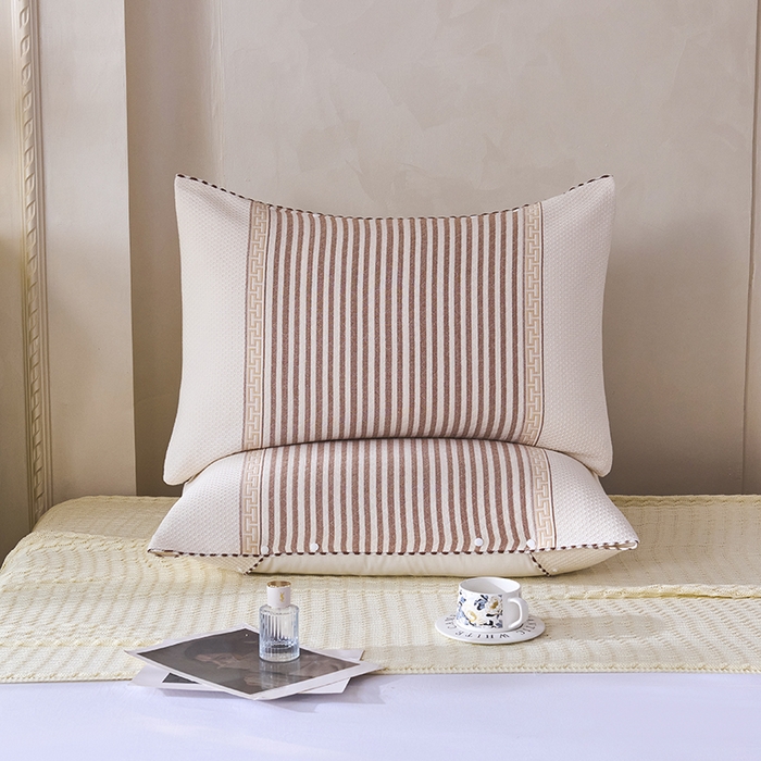 91家纺网 家纺一手货源 找家纺 悦然毛巾被 2025新款全棉纯棉纱布多功能枕巾枕套带扣子 晴空条纹咖