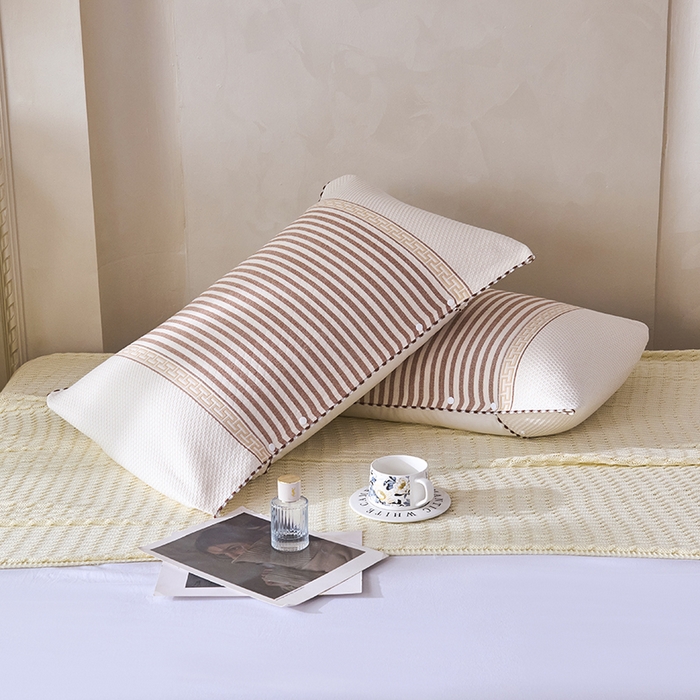 91家纺网 家纺一手货源 找家纺 悦然毛巾被 2025新款全棉纯棉纱布多功能枕巾枕套带扣子 晴空条纹咖