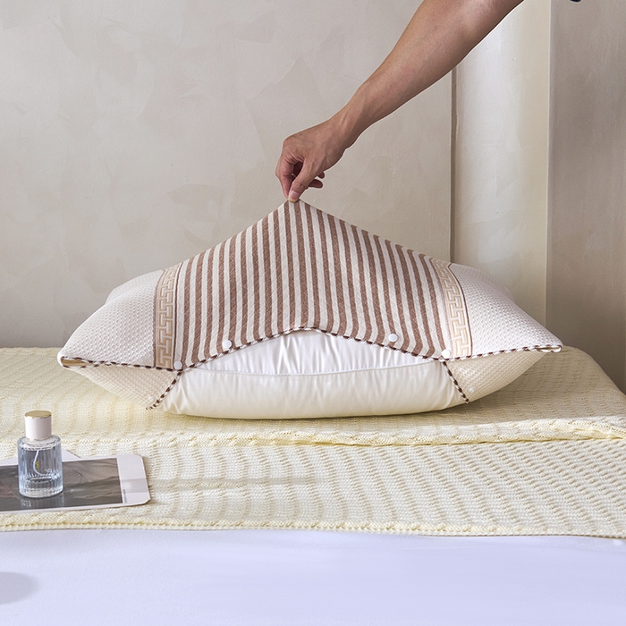 91家纺网 家纺一手货源 找家纺 悦然毛巾被 2025新款全棉纯棉纱布多功能枕巾枕套带扣子 晴空条纹咖