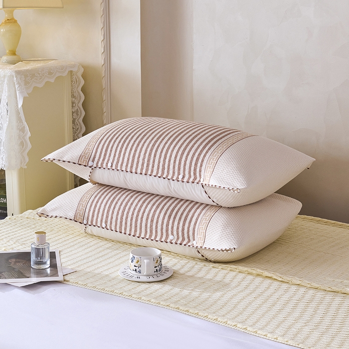 91家纺网 家纺一手货源 找家纺 悦然毛巾被 2025新款全棉纯棉纱布多功能枕巾枕套带扣子 晴空条纹咖