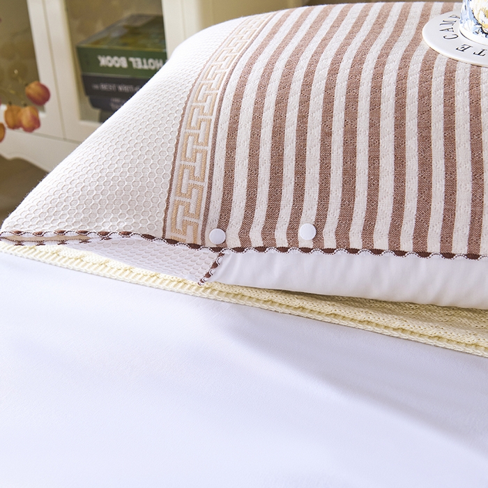 91家纺网 家纺一手货源 找家纺 悦然毛巾被 2025新款全棉纯棉纱布多功能枕巾枕套带扣子 晴空条纹咖