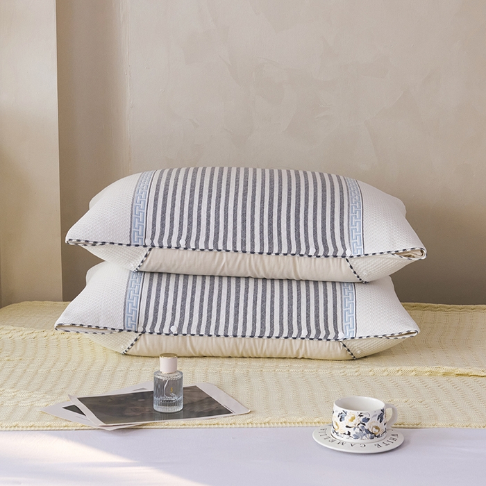 91家纺网 家纺一手货源 找家纺 悦然毛巾被 2025新款全棉纯棉纱布多功能枕巾枕套带扣子 晴空条纹灰