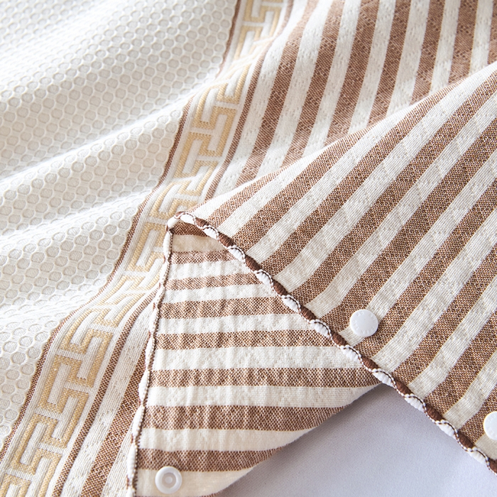 91家纺网 家纺一手货源 找家纺 悦然毛巾被 2025新款全棉纯棉纱布多功能枕巾枕套带扣子 晴空条纹咖