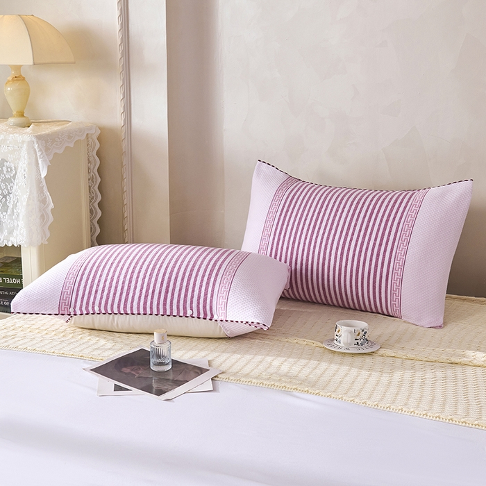 91家纺网 家纺一手货源 找家纺 悦然毛巾被 2025新款全棉纯棉纱布多功能枕巾枕套带扣子 晴空条纹粉