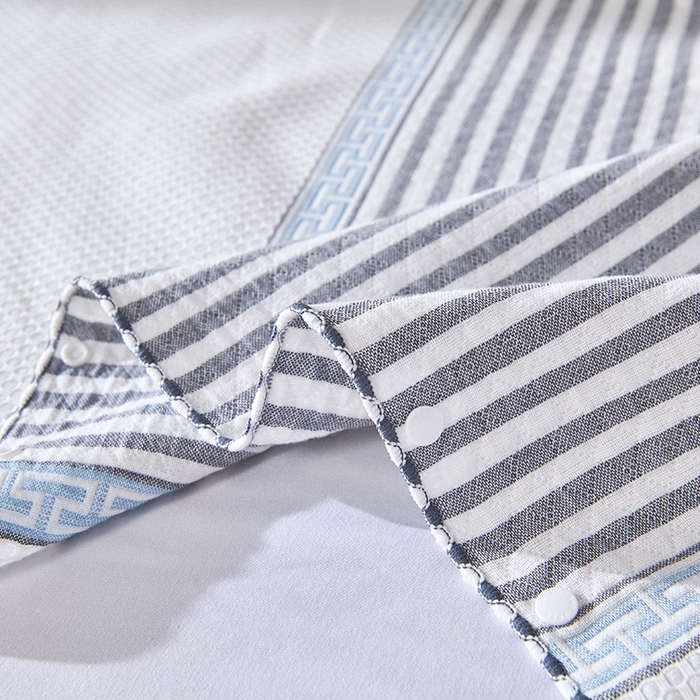 91家纺网 家纺一手货源 找家纺 悦然毛巾被 2025新款全棉纯棉纱布多功能枕巾枕套带扣子 晴空条纹灰