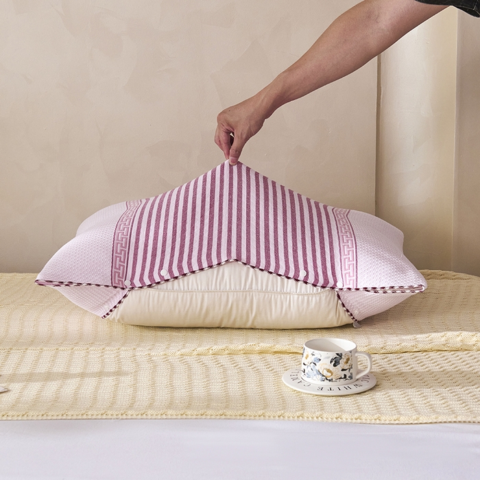 91家纺网 家纺一手货源 找家纺 悦然毛巾被 2025新款全棉纯棉纱布多功能枕巾枕套带扣子 晴空条纹粉