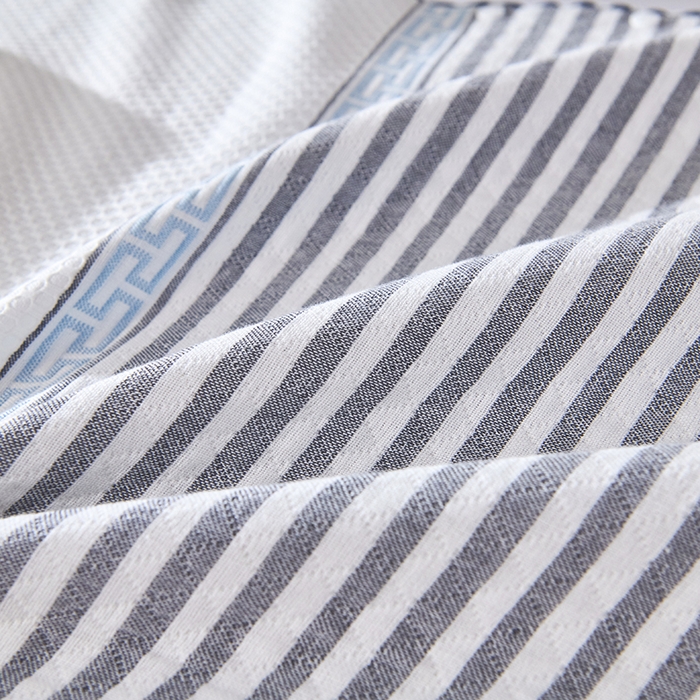 91家纺网 家纺一手货源 找家纺 悦然毛巾被 2025新款全棉纯棉纱布多功能枕巾枕套带扣子 晴空条纹灰