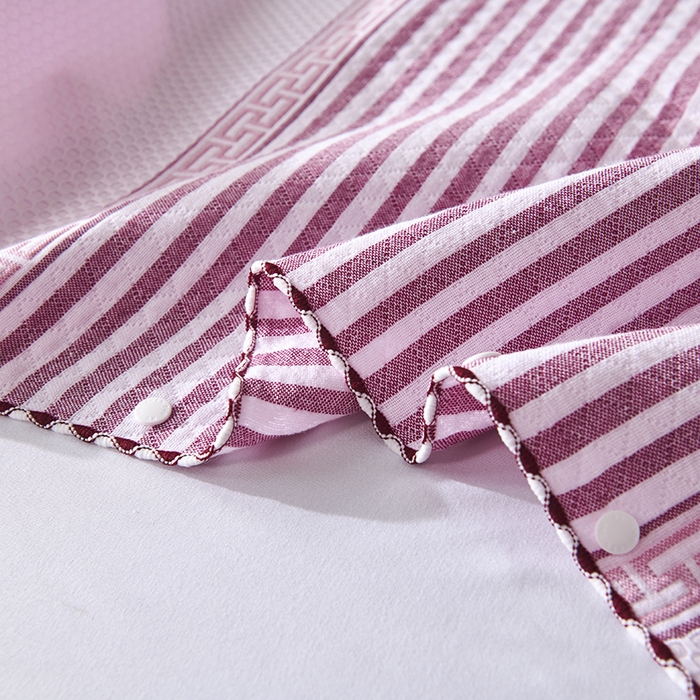 91家纺网 家纺一手货源 找家纺 悦然毛巾被 2025新款全棉纯棉纱布多功能枕巾枕套带扣子 晴空条纹粉