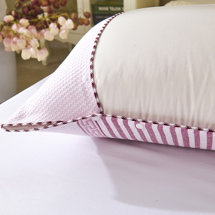 91家纺网 家纺一手货源 找家纺 悦然毛巾被 2025新款全棉纯棉纱布多功能枕巾枕套带扣子 晴空条纹粉