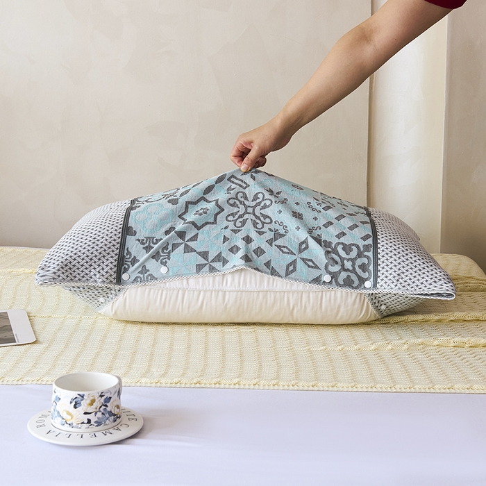 91家纺网 家纺一手货源 找家纺 悦然毛巾被 2025新款全棉纯棉纱布多功能枕巾枕套带扣子 迷梦异域蓝