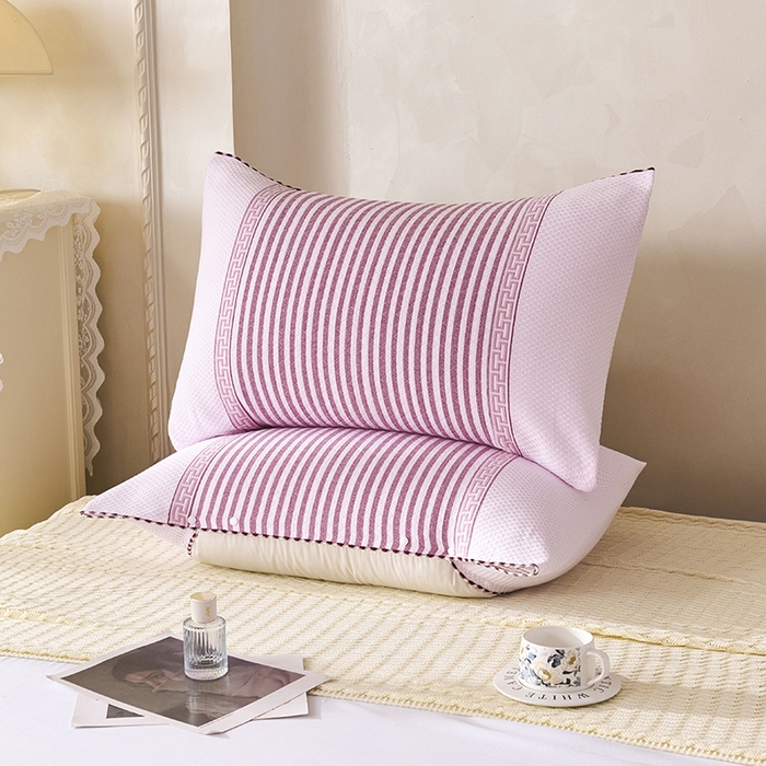 91家纺网 家纺一手货源 找家纺 悦然毛巾被 2025新款全棉纯棉纱布多功能枕巾枕套带扣子 晴空条纹粉