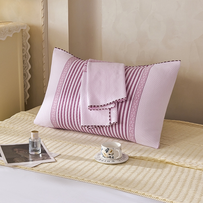 91家纺网 家纺一手货源 找家纺 悦然毛巾被 2025新款全棉纯棉纱布多功能枕巾枕套带扣子 晴空条纹粉