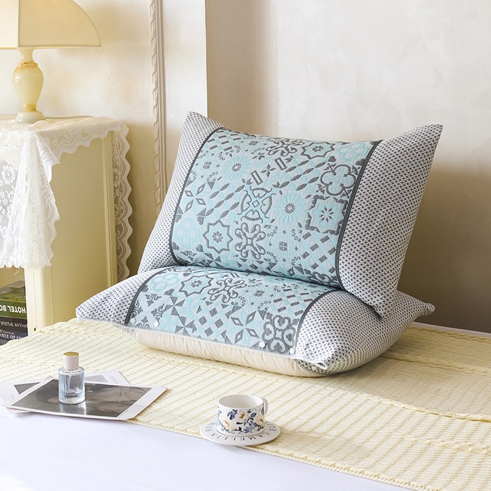 91家纺网 家纺一手货源 找家纺 悦然毛巾被 2025新款全棉纯棉纱布多功能枕巾枕套带扣子 迷梦异域蓝