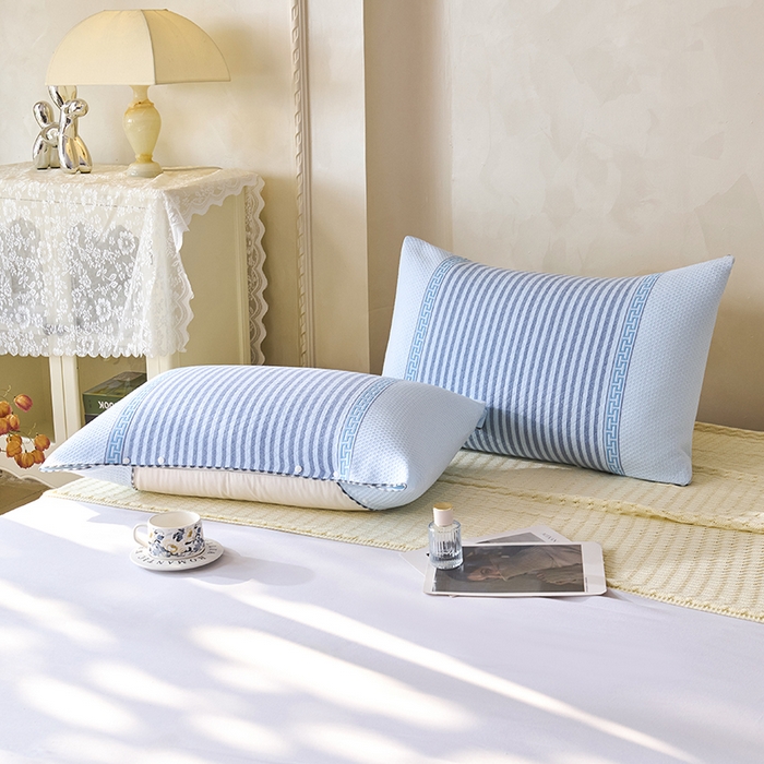 91家纺网 家纺一手货源 找家纺 悦然毛巾被 2025新款全棉纯棉纱布多功能枕巾枕套带扣子 晴空条纹蓝