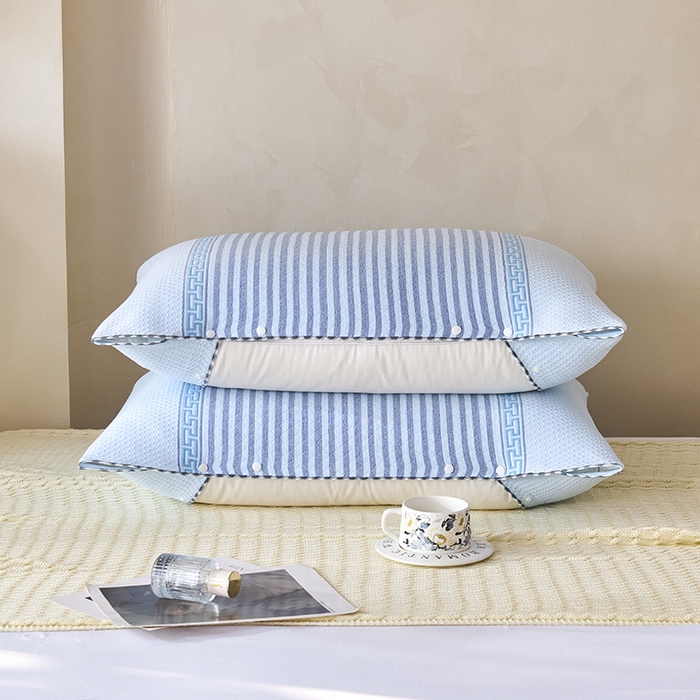 91家纺网 家纺一手货源 找家纺 悦然毛巾被 2025新款全棉纯棉纱布多功能枕巾枕套带扣子 晴空条纹蓝