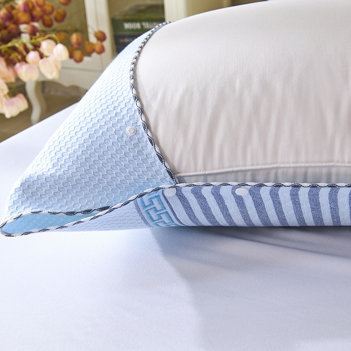 91家纺网 家纺一手货源 找家纺 悦然毛巾被 2025新款全棉纯棉纱布多功能枕巾枕套带扣子 晴空条纹蓝