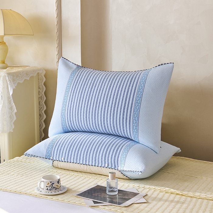 91家纺网 家纺一手货源 找家纺 悦然毛巾被 2025新款全棉纯棉纱布多功能枕巾枕套带扣子 晴空条纹蓝