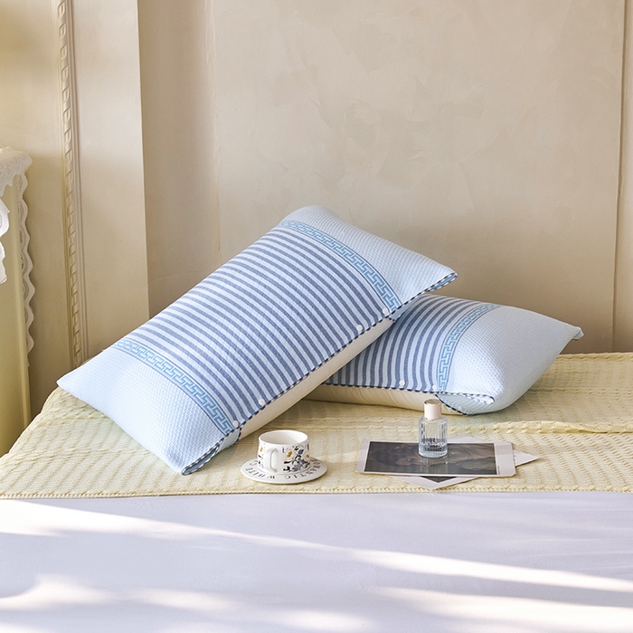 91家纺网 家纺一手货源 找家纺 悦然毛巾被 2025新款全棉纯棉纱布多功能枕巾枕套带扣子 晴空条纹蓝
