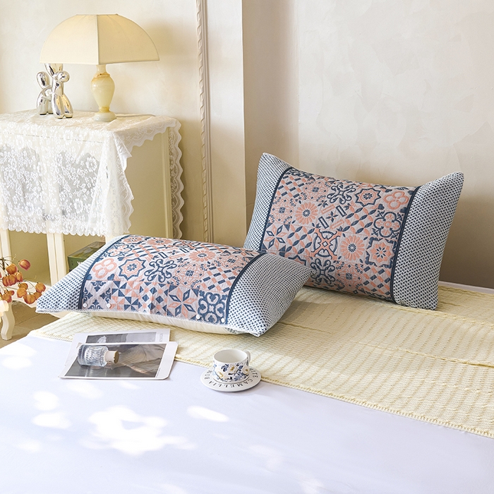 91家纺网 家纺一手货源 找家纺 悦然毛巾被 2025新款全棉纯棉纱布多功能枕巾枕套带扣子 迷梦异域粉