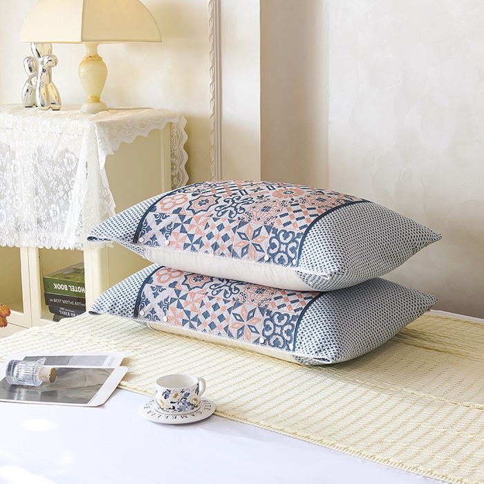 91家纺网 家纺一手货源 找家纺 悦然毛巾被 2025新款全棉纯棉纱布多功能枕巾枕套带扣子 迷梦异域粉