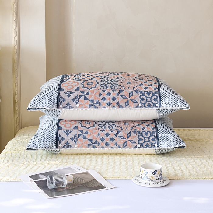 91家纺网 家纺一手货源 找家纺 悦然毛巾被 2025新款全棉纯棉纱布多功能枕巾枕套带扣子 迷梦异域粉