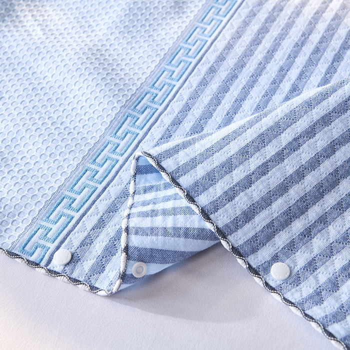 91家纺网 家纺一手货源 找家纺 悦然毛巾被 2025新款全棉纯棉纱布多功能枕巾枕套带扣子 晴空条纹蓝