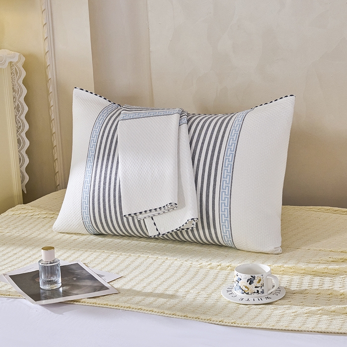 91家纺网 家纺一手货源 找家纺 悦然毛巾被 2025新款全棉纯棉纱布多功能枕巾枕套带扣子 晴空条纹灰