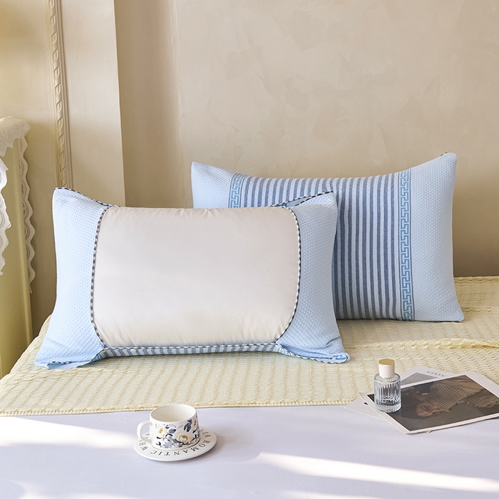 91家纺网 家纺一手货源 找家纺 悦然毛巾被 2025新款全棉纯棉纱布多功能枕巾枕套带扣子 晴空条纹蓝