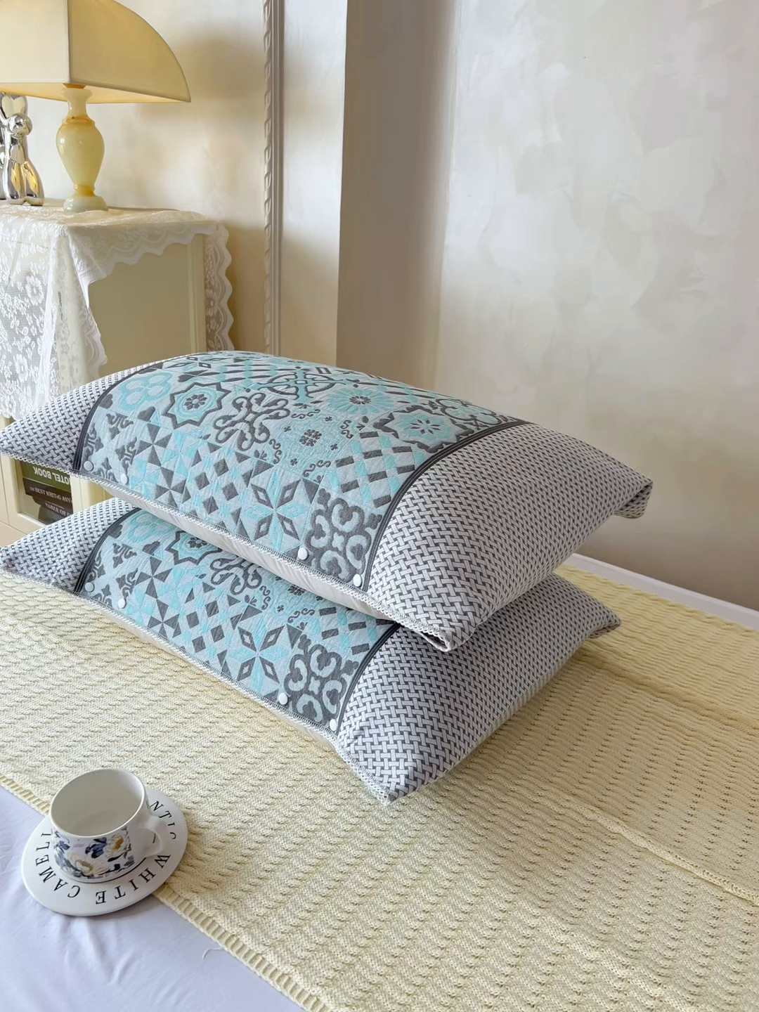 91家纺网 家纺一手货源 找家纺 悦然毛巾被 2025新款全棉纯棉纱布多功能枕巾枕套带扣子 迷梦异域蓝