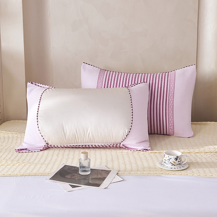 91家纺网 家纺一手货源 找家纺 悦然毛巾被 2025新款全棉纯棉纱布多功能枕巾枕套带扣子 晴空条纹粉