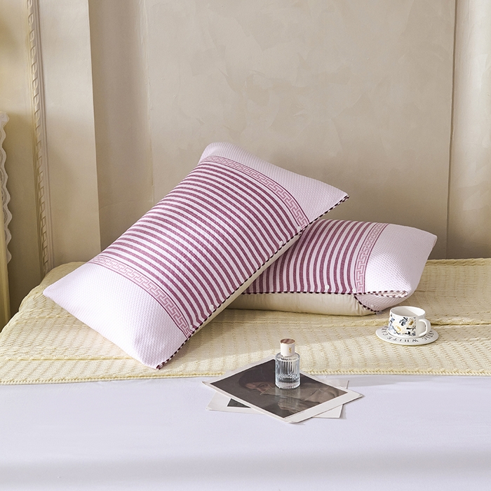 91家纺网 家纺一手货源 找家纺 悦然毛巾被 2025新款全棉纯棉纱布多功能枕巾枕套带扣子 晴空条纹粉