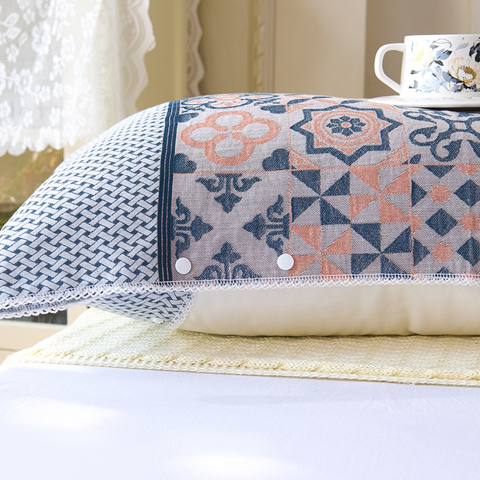 91家纺网 家纺一手货源 找家纺 悦然毛巾被 2025新款全棉纯棉纱布多功能枕巾枕套带扣子 迷梦异域粉