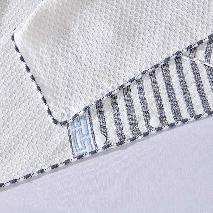 91家纺网 家纺一手货源 找家纺 悦然毛巾被 2025新款全棉纯棉纱布多功能枕巾枕套带扣子 晴空条纹灰