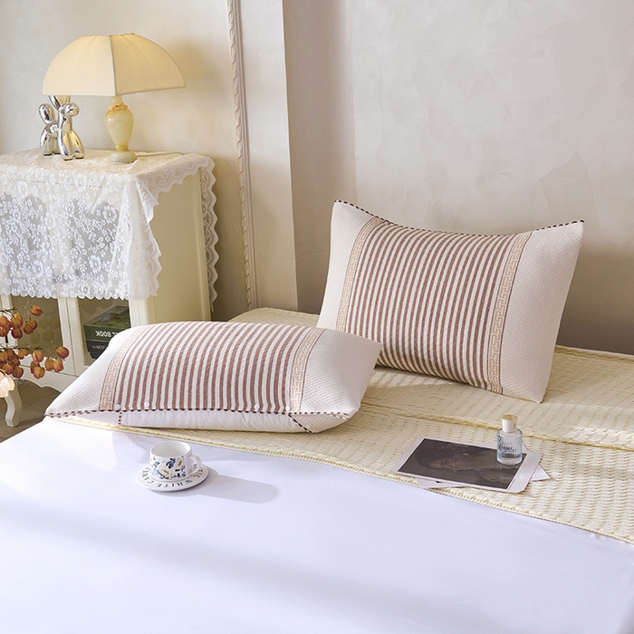 91家纺网 家纺一手货源 找家纺 悦然毛巾被 2025新款全棉纯棉纱布多功能枕巾枕套带扣子 晴空条纹咖