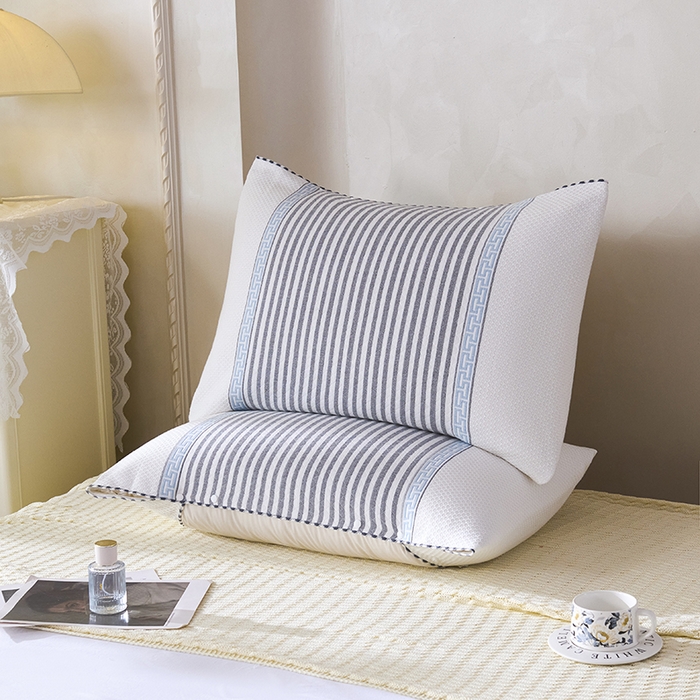 91家纺网 家纺一手货源 找家纺 悦然毛巾被 2025新款全棉纯棉纱布多功能枕巾枕套带扣子 晴空条纹灰