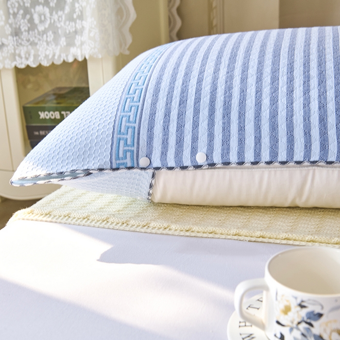 91家纺网 家纺一手货源 找家纺 悦然毛巾被 2025新款全棉纯棉纱布多功能枕巾枕套带扣子 晴空条纹蓝